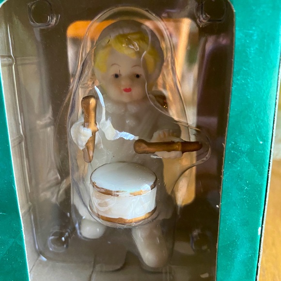 Collectible porcelain Angel figurines six piece Retired set. - Picture 5 of 9